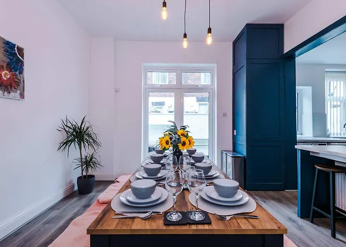 Stunning & Spacious Home By 53 Degrees Property, Sleeps 7 In The Heart Of Anfield!