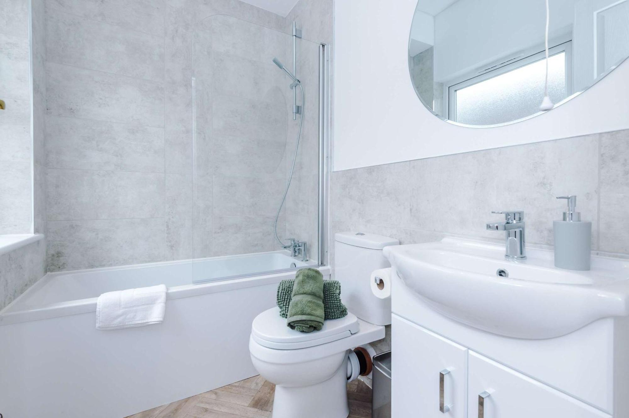 Stunning & Spacious By 53 Degrees Property, Sleeps 7 In The Heart Of Anfield! Liverpool